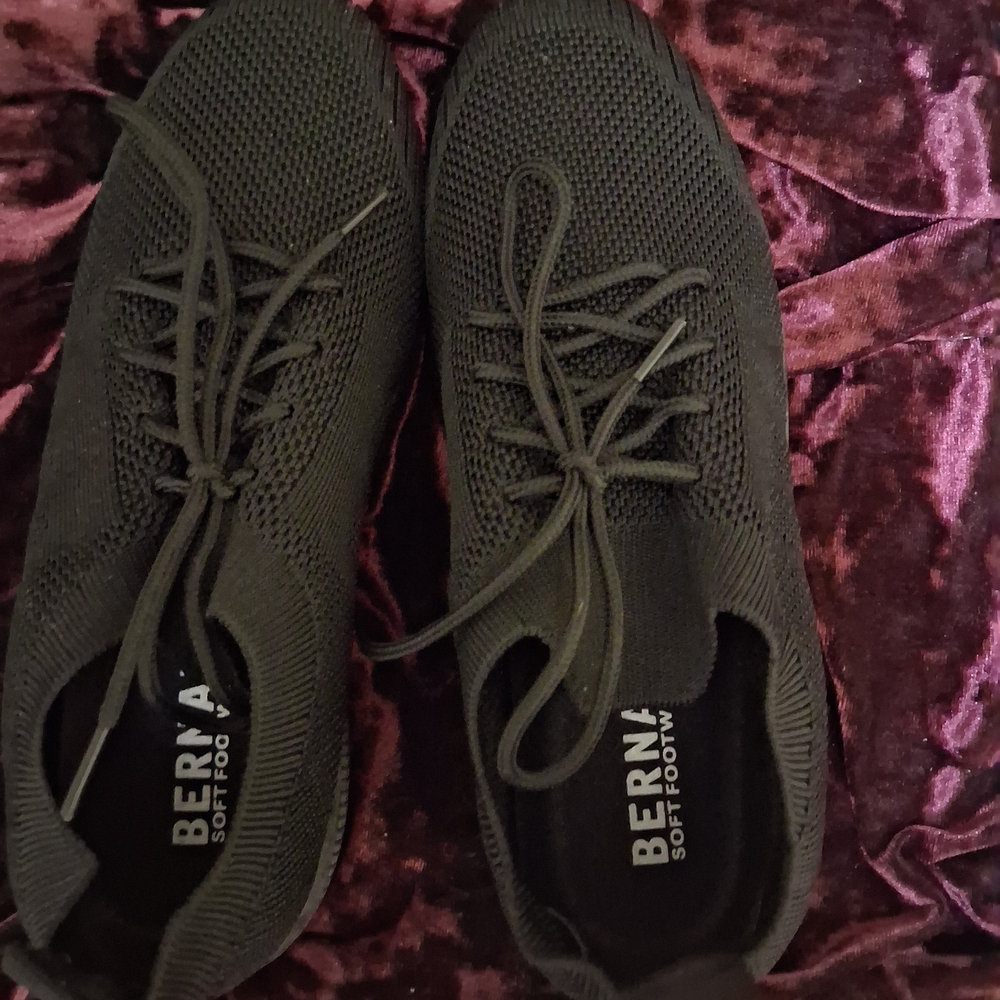 Women's Black Soft Sneakers